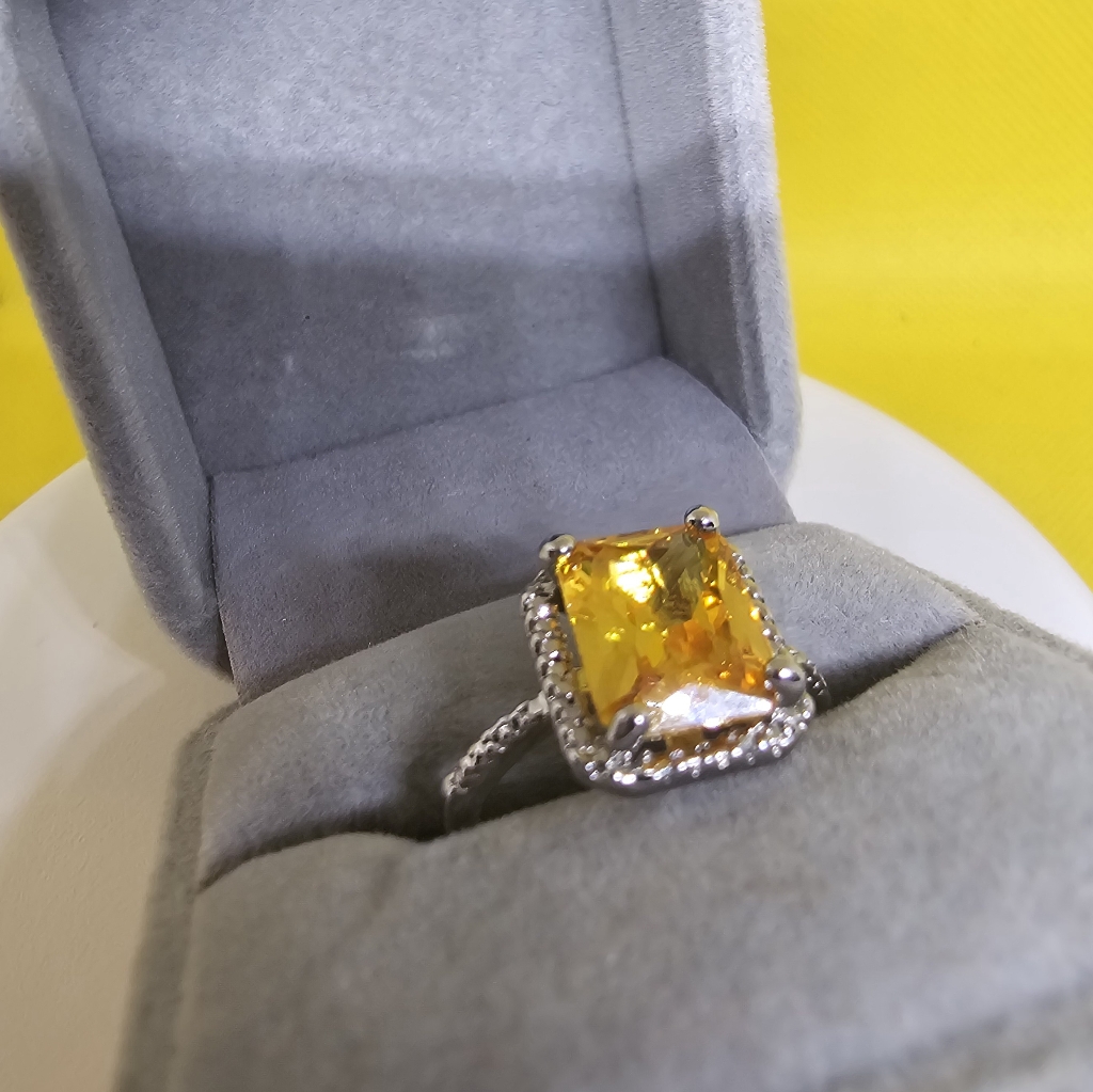 Luxury Yellow Shining 2 Ct Ring Luxury Yellow Shining 2 Ct Ring
